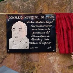 El homenaje póstumo a Pedro Muñoz centra el arranque del Open Villa de El Espinar