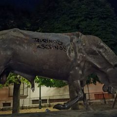 Pintadas antitaurinas en el monumento de los Encierros de Cuéllar