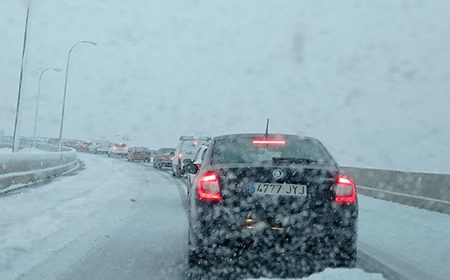 La nieve toma Segovia por sorpresa y bloquea accesos y autovías