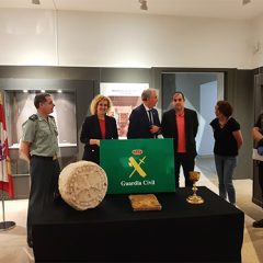La Guardia Civil entrega al museo de Segovia tres piezas ofertadas en portales on line