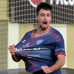 La Gimnástica Segoviana se reencuentra con la victoria goleando al Coria