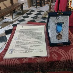 La Cofradía de los Gascones recibe en San Justo la Medalla de Bronce de Segovia
