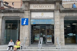 Arrestados dos carteristas tras robar 600 euros a una turista en la plaza del Azoguejo