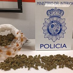 La Policía detiene a un hombre que portaba medio kilo de marihuana