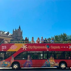 Bus panorámico, gratis para los segovianos en agosto, a 19,90€ para los turistas