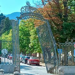 Un camión municipal se carga las rejas de entrada al palacio real de La Granja