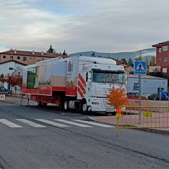 El camión de Protección Civil se estampa contra la decoración navideña en Palazuelos