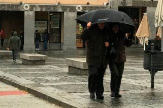 La tormenta anega el mercado de la Albuera y entra  en las casas