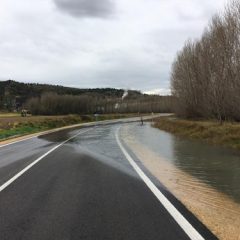 Cierre de carreteras y alerta por la crecida de varios ríos en la provincia