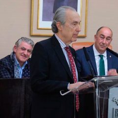 Luis Alberto Cuenca recibe el Gil de Biedma de poesía