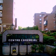 El incendio de un coche en el garaje obliga a desalojar un bloque de Mahonías