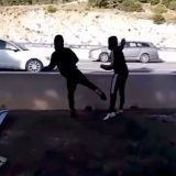 Dos menores se exhiben en Tik Tok apedreando coches en Los Ángeles de San Rafael