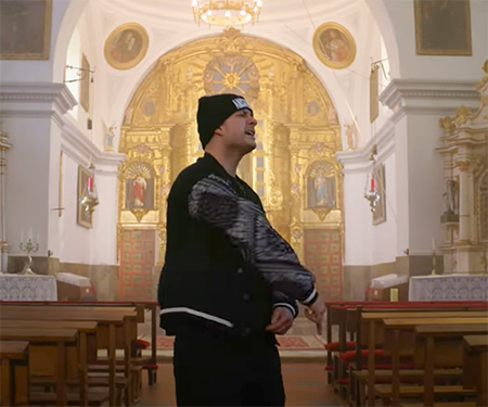 Uno de los raperos durante la grabación del videclip en la ermita
