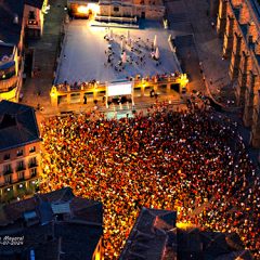 Miles de personas desatan la locura en el Acueducto tras la victoria de España