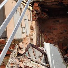Evacuada una pareja de ancianos tras el derrumbe de una escalera exterior en Puente de Hierro