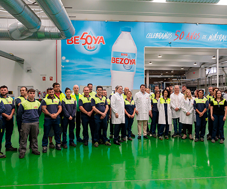 Mañueco resalta el aumento de la natalidad durante su visita a la Bezoya