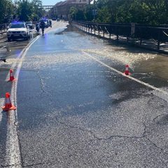 Revienta una tubería en Vía Roma