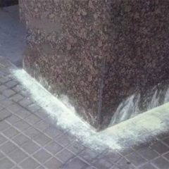 La Policía denuncia vertidos de azufre en aceras municipales