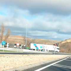 Herido tras volcar un camión en la rotonda de Tejadilla