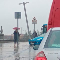Un conductor se lleva por delante una farola en Padre Claret