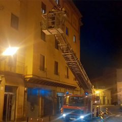 La caída de cristales por el fuerte viento obliga a intervenir en San Facundo
