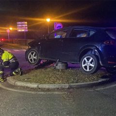 Un coche invade la rotonda de la IE y su conductora da positivo en alcohol