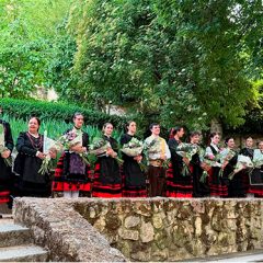 La alcaldesa y las damas de las fiestas hacen su puesta de largo en el Jardín del Rey