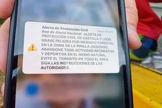 Alerta en La Pinilla ante el avance del fuego que ya ha arrasado 2.000h en Pico del Lobo