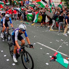La Vuelta llega a Segovia entre el deporte y las protestas propalestinas