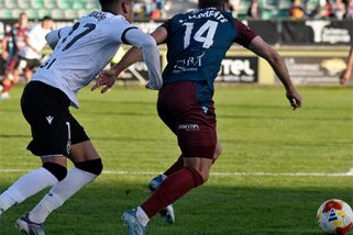 La falta de pegada condena al empate a la Segoviana ante el Burgos (0-0)