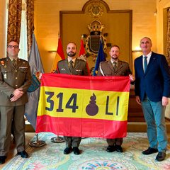 Mazarías entrega la bandera a los mejores de Artillería