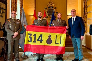 Mazarías entrega la bandera a los mejores de Artillería