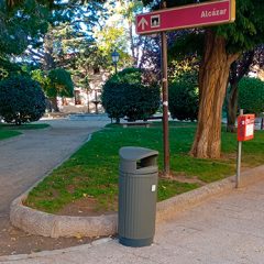 Nuevas papeleras en el eje Catedral-Alcázar