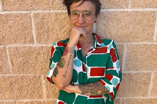 Teresa Saez se lanza a la novela negra con ‘Señoras del jurado, miren a este joven’