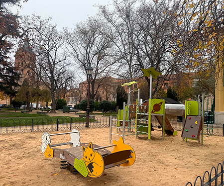 La Plaza de la Merced y San Marcos estrenan nuevos parques infantiles