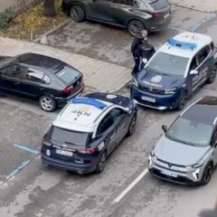 Policía Nacional patea en el suelo a un detenido en Coronel Rexach