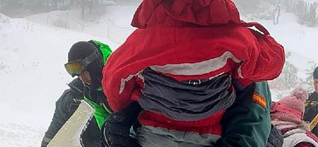 La Guardia Civil rescata a 140 esquiadores “colgados” por una avería del telesilla en La Pinilla