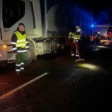 Vertido de combustible tras un accidente entre un camión y un turismo en Remondo