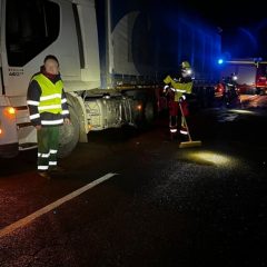Vertido de combustible tras un accidente entre un camión y un turismo en Remondo
