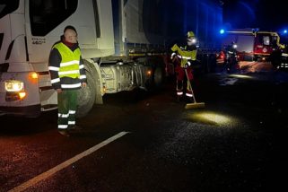 Vertido de combustible tras un accidente entre un camión y un turismo en Remondo