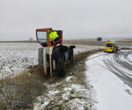 Rescatan a un conductor tras volcar su vehículo en Otones de Benjumea