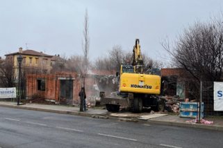 Comienza el derribo del inmueble ilegal junto al arroyo de la Vega en Palazuelos