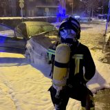 Los bomberos sofocan el incendio de un coche en La Albuera