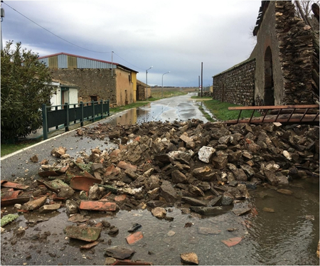 Una fachada se viene abajo en Ochando y obliga a cortar la carretera