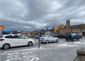 Un centenar de vehículos colapsa el centro de Segovia en protesta contra la ZBE