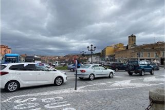 Un centenar de vehículos colapsa el centro de Segovia en protesta contra la ZBE
