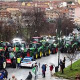 El campo segoviano dice “basta” a los pies del Acueducto