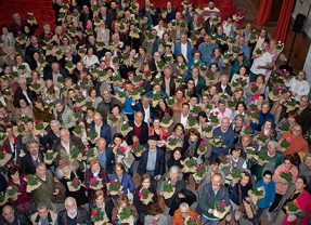 Florece una nueva tradición en La Granja, reparto masivos de geranios