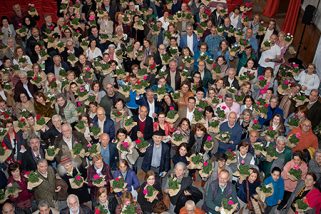 Florece una nueva tradición en La Granja, reparto masivos de geranios