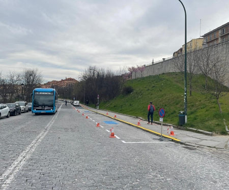 Los buses turísticos cambian de acera en Vía Roma